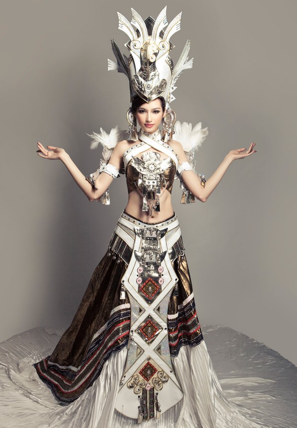 Người đẹp Trúc Diễm gây được chú ý với báo giới nước bạn khi khoác lên mình bộ trang phục dân tộc lấy ý tưởng từ hình ảnh mẹ Âu Cơ tại cuộc thi Hoa hậu Quốc tế 2011